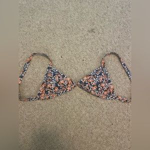 NWOT Kulani kinis floral bikini top size medium